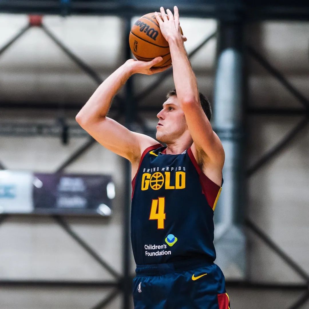 夏联励志一幕!从外卖员到NBA关键先生!努力的人永远不会被辜负