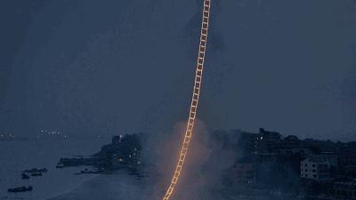 给奶奶“造”了一架天梯,靠*药火**爆炸作画,全球最会“玩火”的人