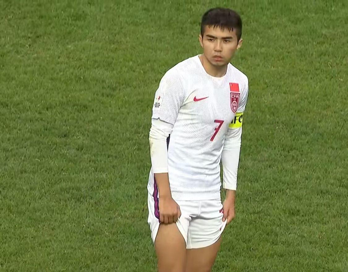 国足主帅被质疑,国足裁判离场被骂