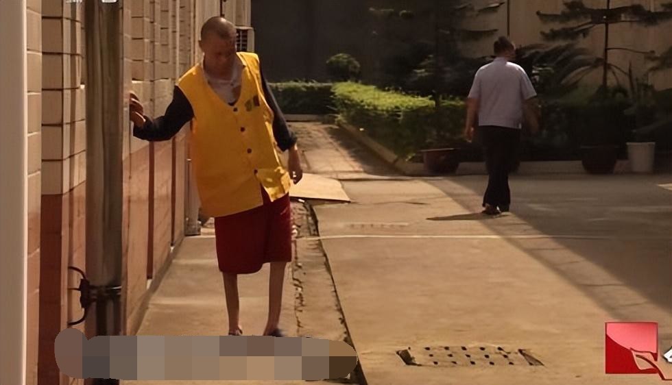 未成年街头暴打无辜妇女,火烧其阴部,被捕后:判不了我死刑!