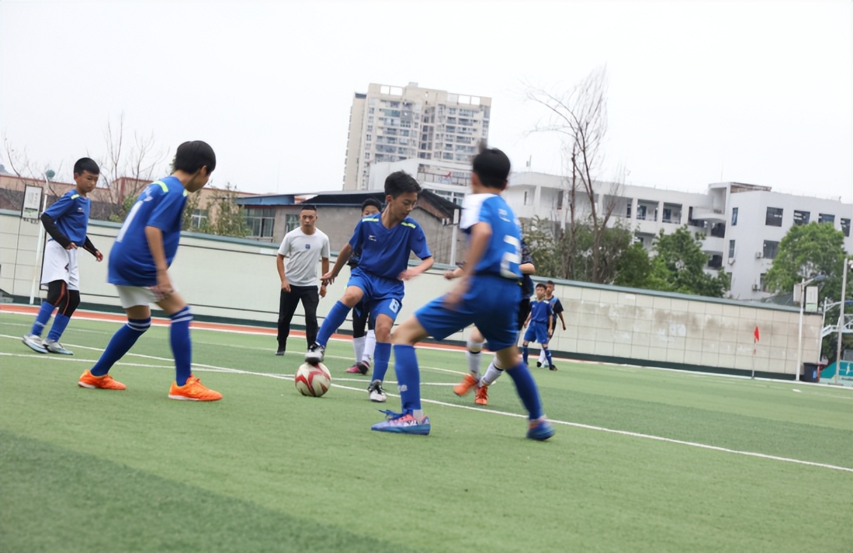 绿茵赛场团体较量势如虹,绿茵场的交流