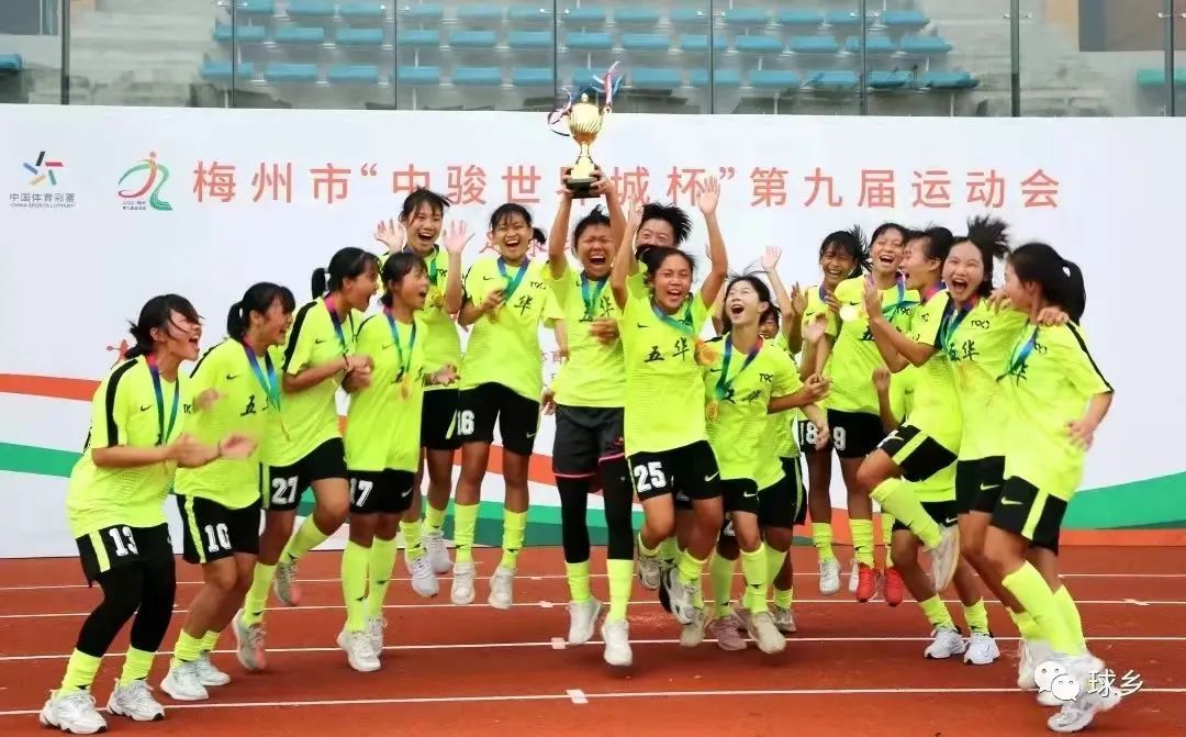 校园足球｜五华县高级中学：孔玲、温丽梅：没有我们拿不下的比赛