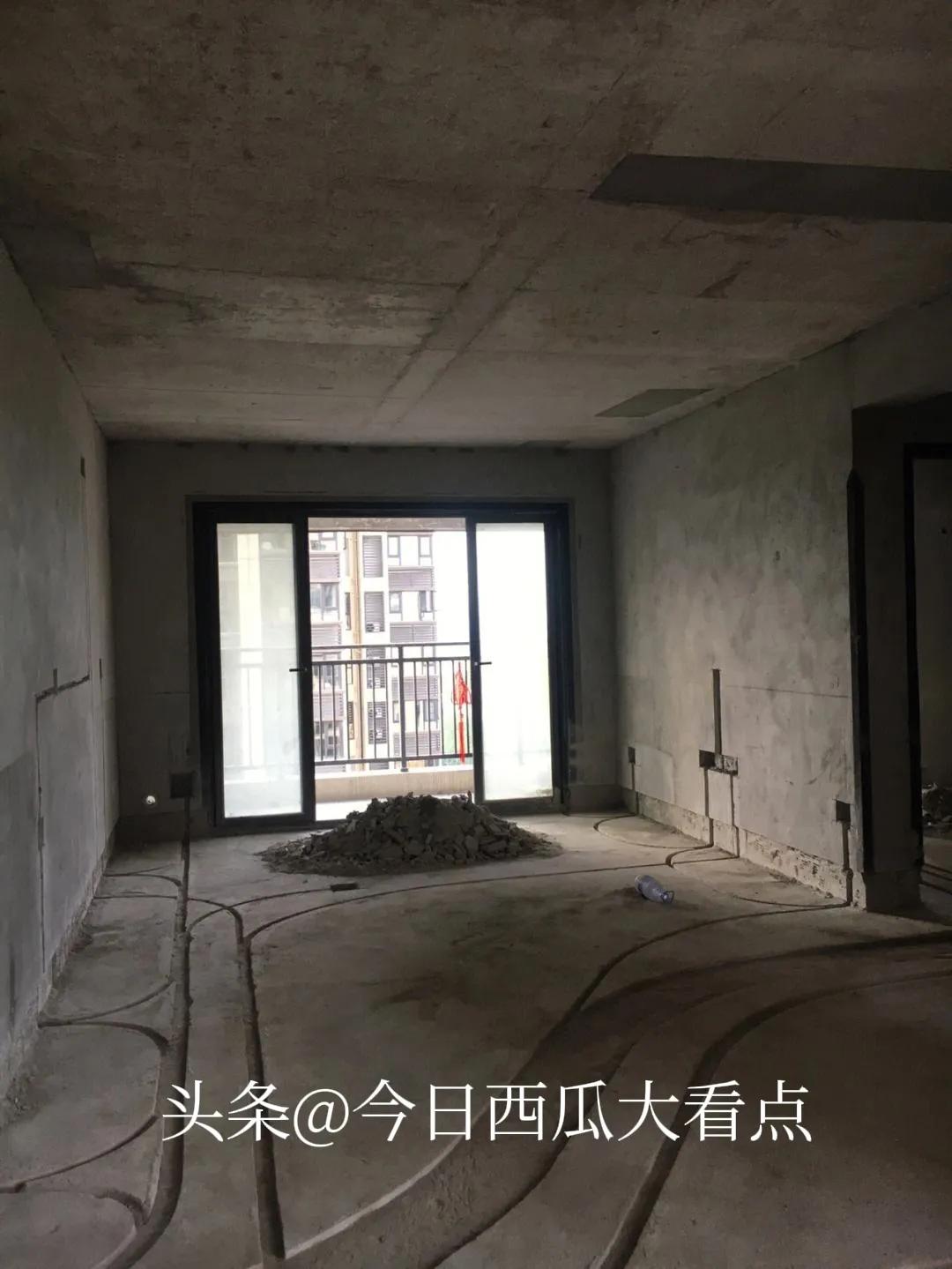 和女朋友青梅竹马，却遭到女方父母反对，私奔到深圳摆摊买车买房