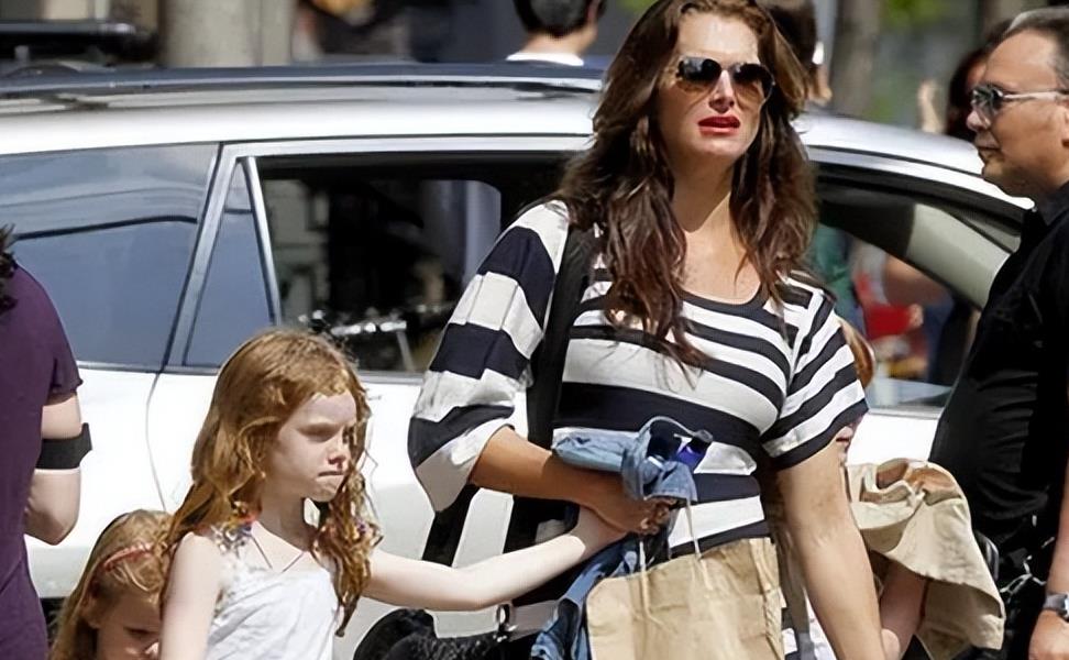 10岁她赤身露体，20岁又声称自己还是处女，“美国舒淇”裸照丑闻