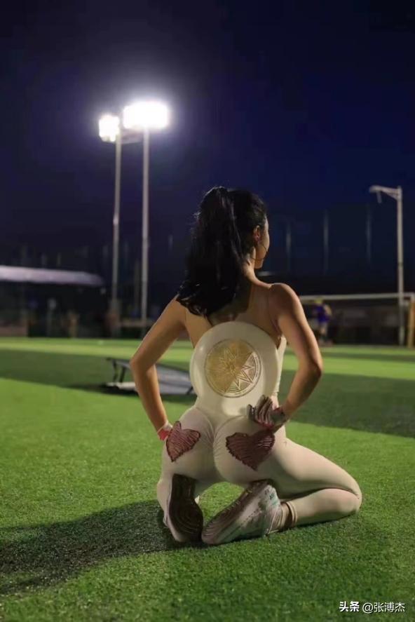 瑜伽裤蜜桃臀，各种搔首弄姿，曾火遍一时的飞盘媛，为何不见了