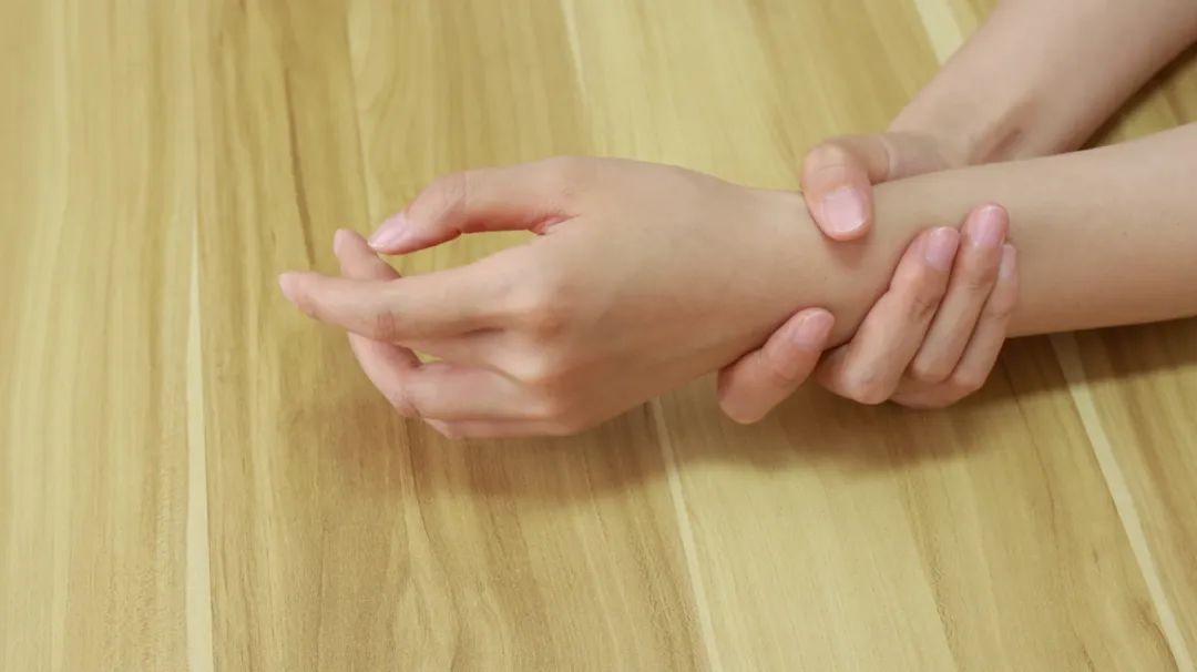 雷诺病的发病原因有哪些,雷诺病症状有哪些