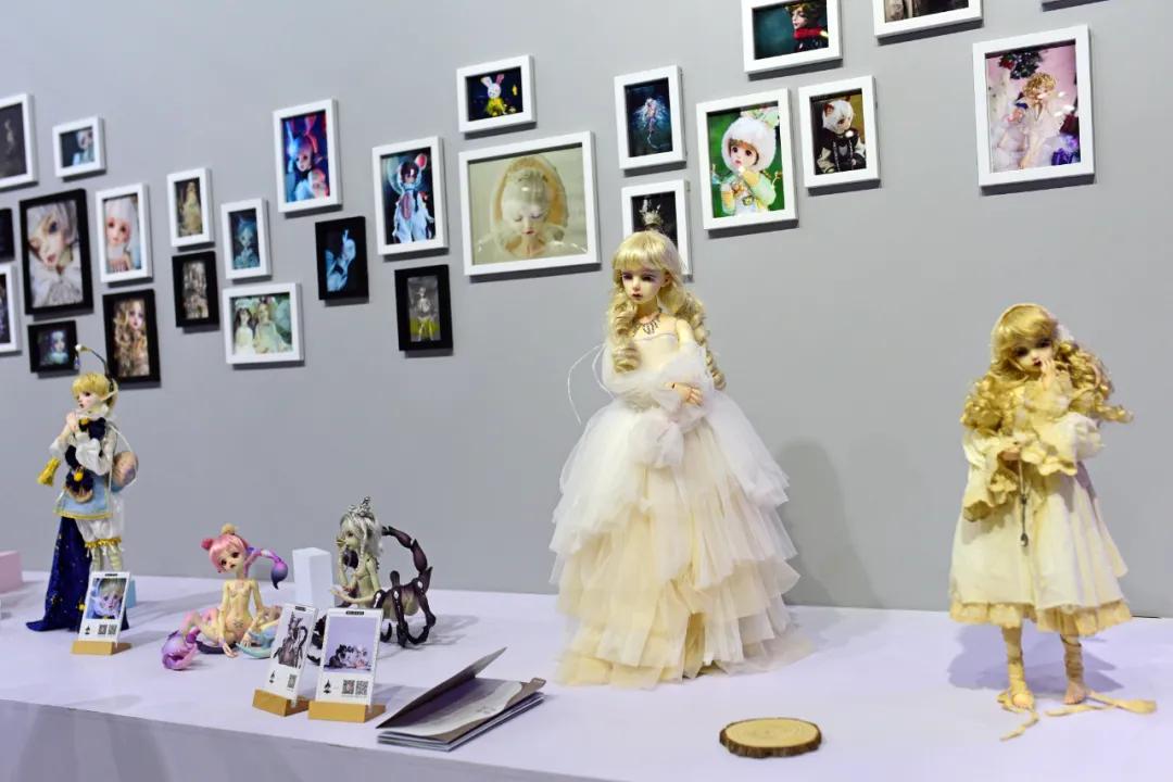 起名字、换发型、买服装……他们为球关节娃娃痴狂