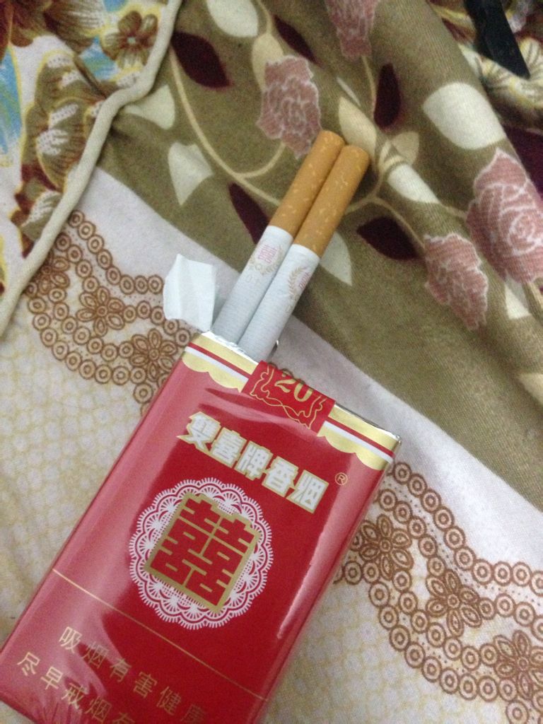 广东梅州，男子来到一家小卖部买了一包双喜软经典，结果却是这样