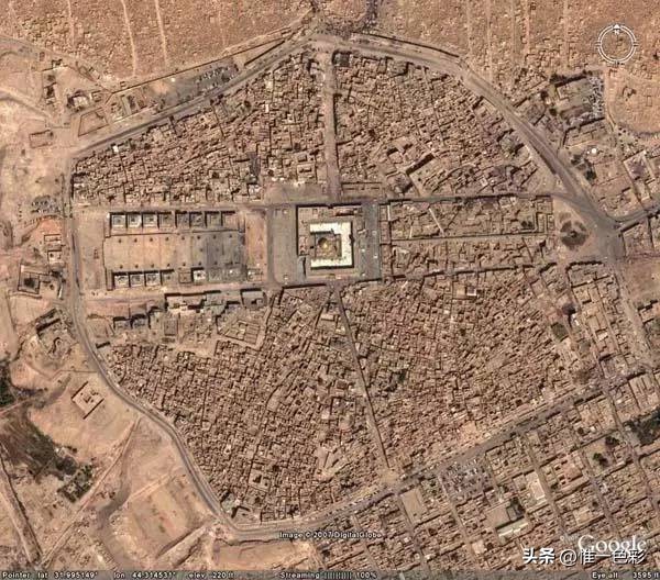 从谷歌上看你以为这是座城市，放大1000倍后的景象却让人毛骨悚然