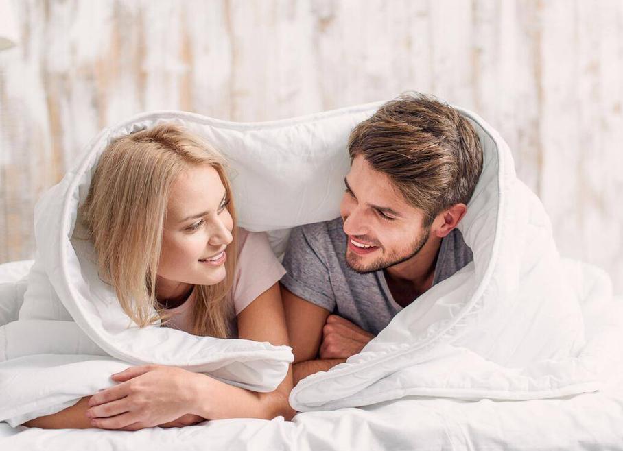 医生检查阴虱的镊子和刀片,男子发现阴虱