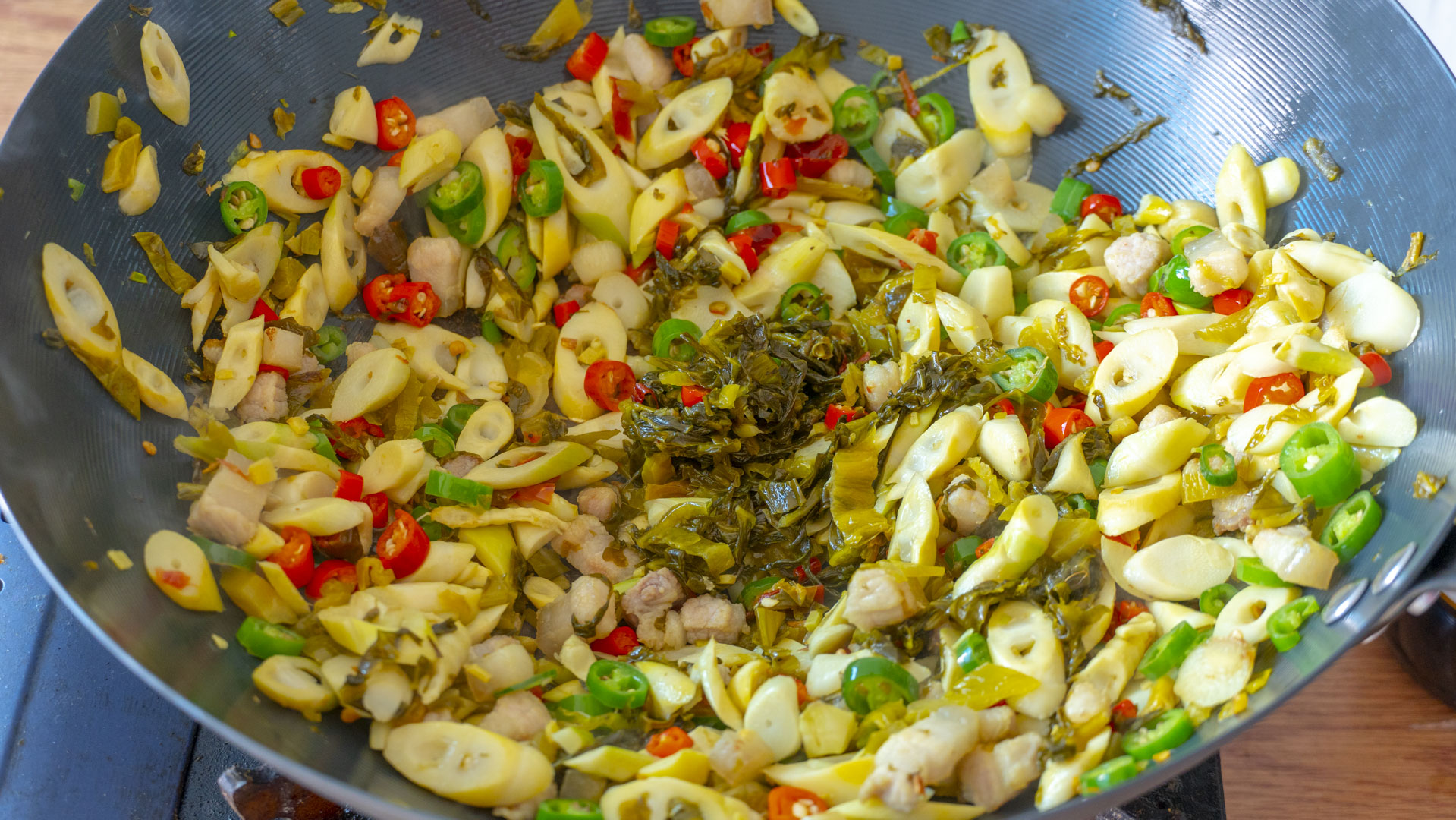 酸菜好吃不发臭的做法,酸菜鲜做的酸菜怎样吃才能更安全