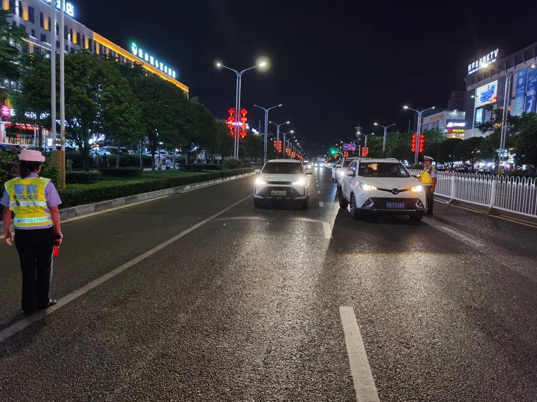 【夏季治安打击整治“百日行动”】当晚抓获65人！恩施公安开展夏夜治安巡查宣防第二次集中统一行动