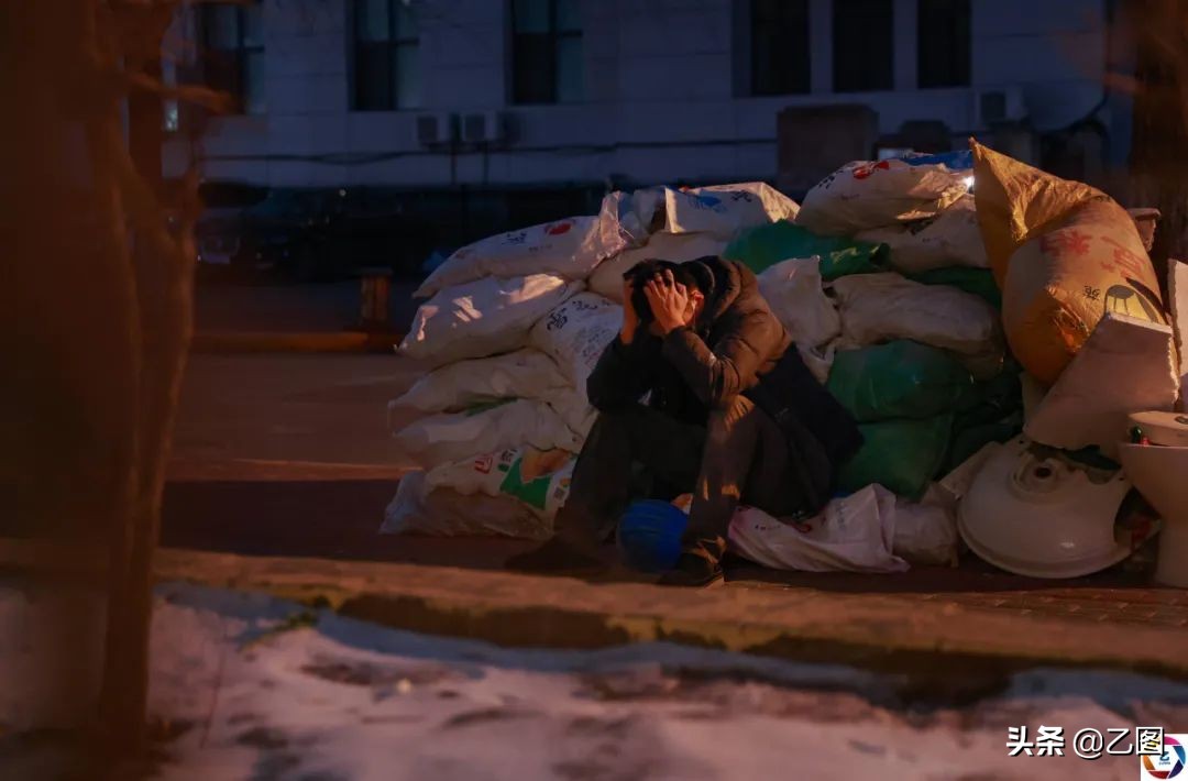 重病女儿迎来好转,却因没钱面临放弃,单亲爸爸急得扇自己耳光