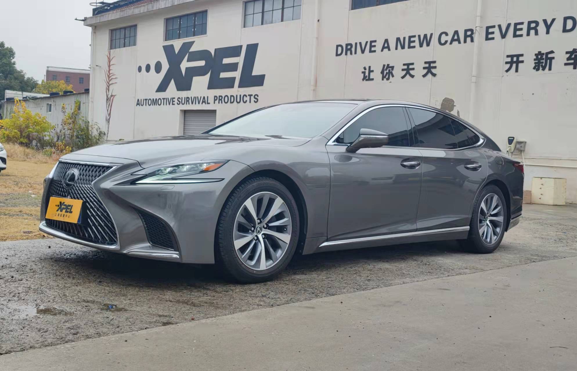 汽车后挡起泡要不要重新贴膜,汽车玻璃贴膜起泡怎么去除