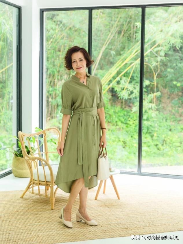 皮肤灰的女生穿什么显白,黑白灰女生穿什么颜色好看