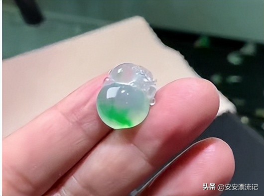 翡翠桃适合什么样的人戴,佩戴桃子有什么寓意