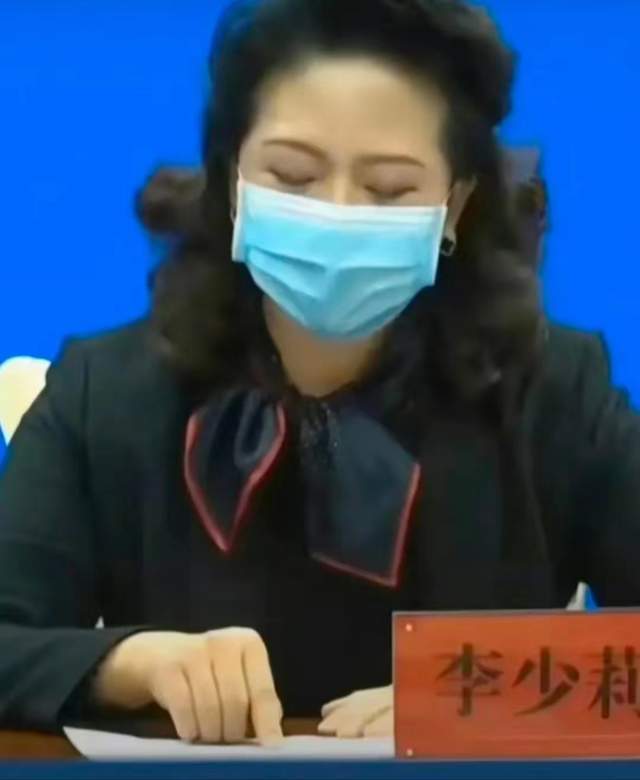 呼和浩特一女副局长火了！戴万元耳钉、丝巾，一个月领多少工资