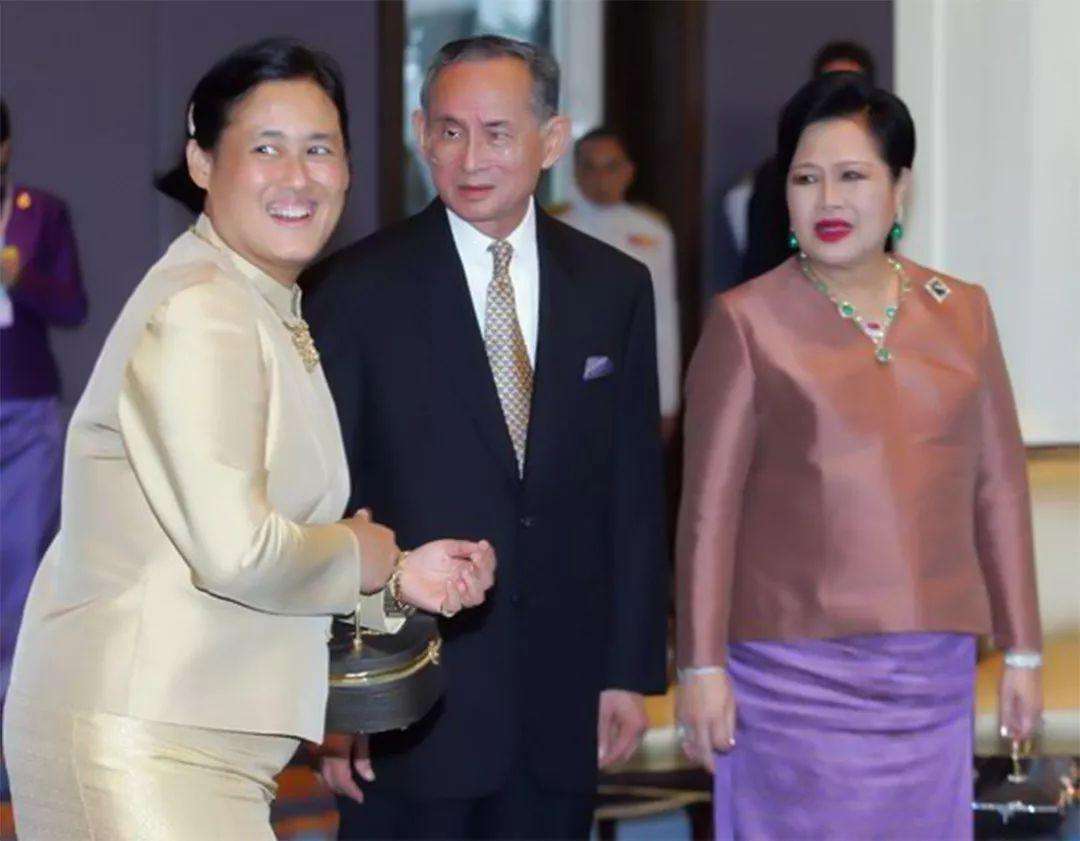 泰国王室阴盛阳衰：诗琳通终身不嫁为国家，国王却风流荒唐不成器