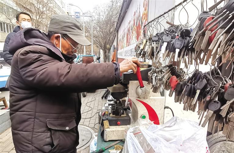 记者寻访兰州街头便民摊点：您家门口的“小修小补”还在吗？