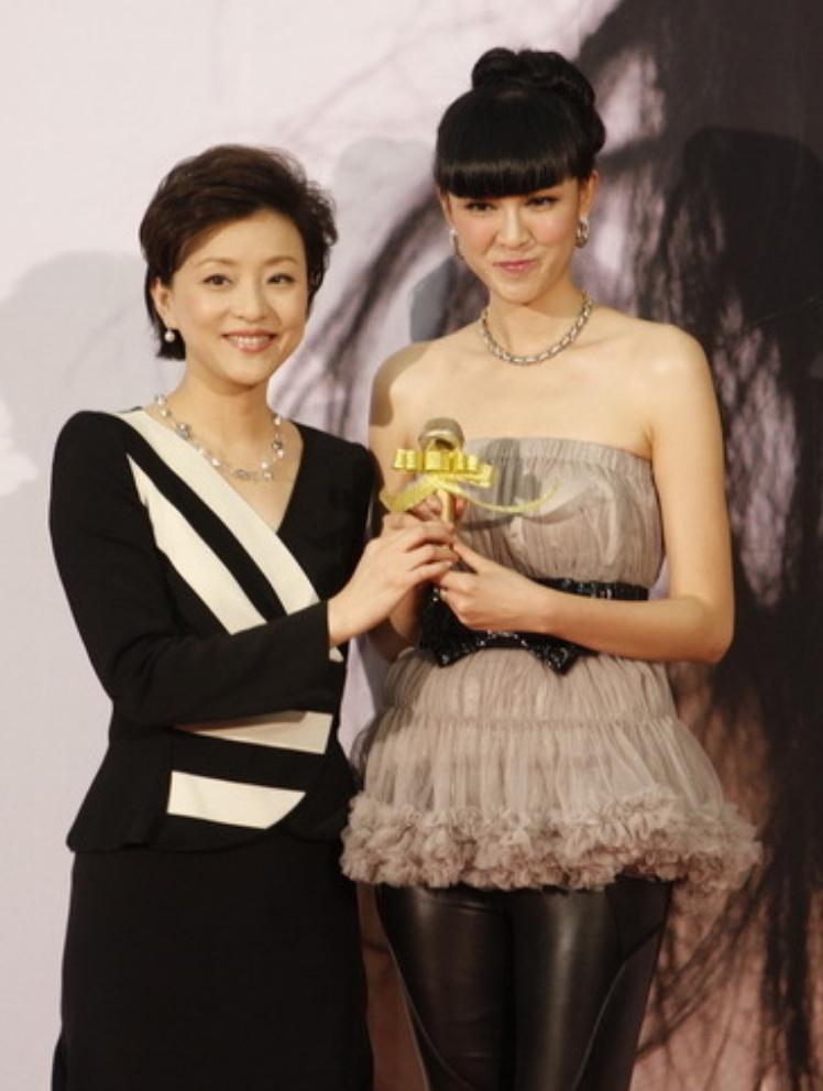 著名主持人李艾：嫁给自己经纪人，婚后一直分房睡，连楼层都不同