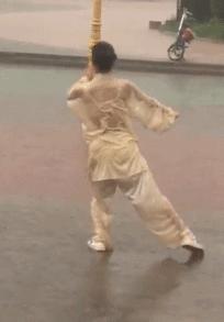 轻松一刻：这样的破电脑，收废品的竟然出价500块钱收，真是疯了