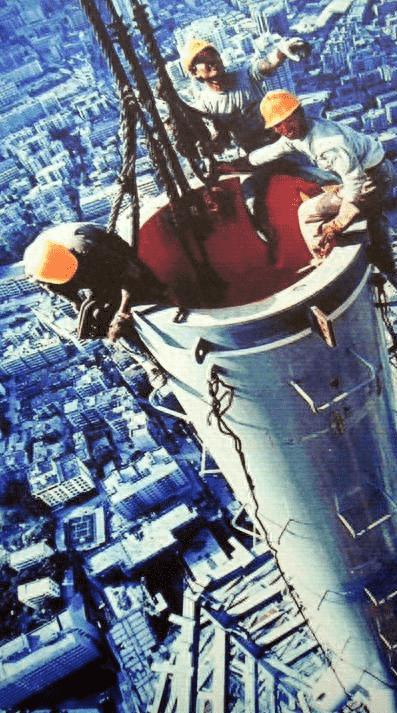 卑鄙龌龊老照片：*楼青**女子妖娆多姿，妇女露胸喂奶被孩子撕扯衣服