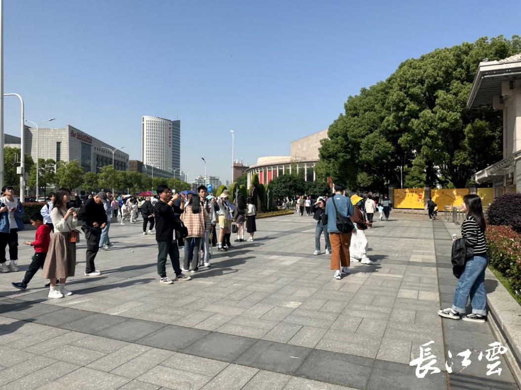 最强评测！我们采访了100位外地游客，“武汉游”能打多少分？