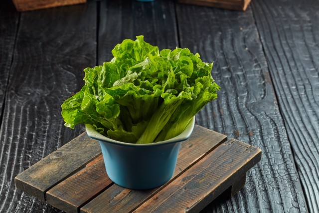 海底捞8块钱生菜，仅两片菜叶，女子疯狂吐槽，上热搜
