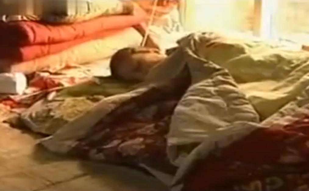 08年，河北女孩“瘫痪”卧床20年，姐姐安上监控后，戳穿多年*局骗**