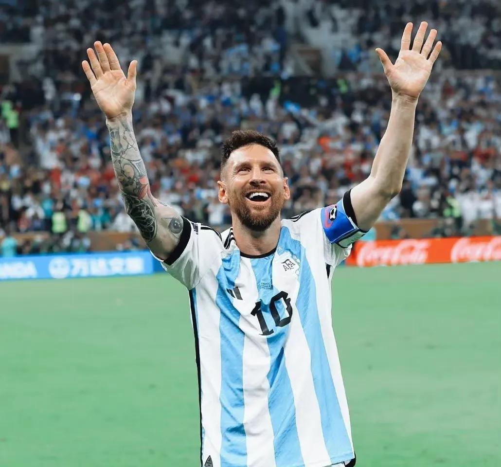 梅西捧起大力神杯阿根廷人的反应,2018世界杯法国vs阿根廷梅西眼神