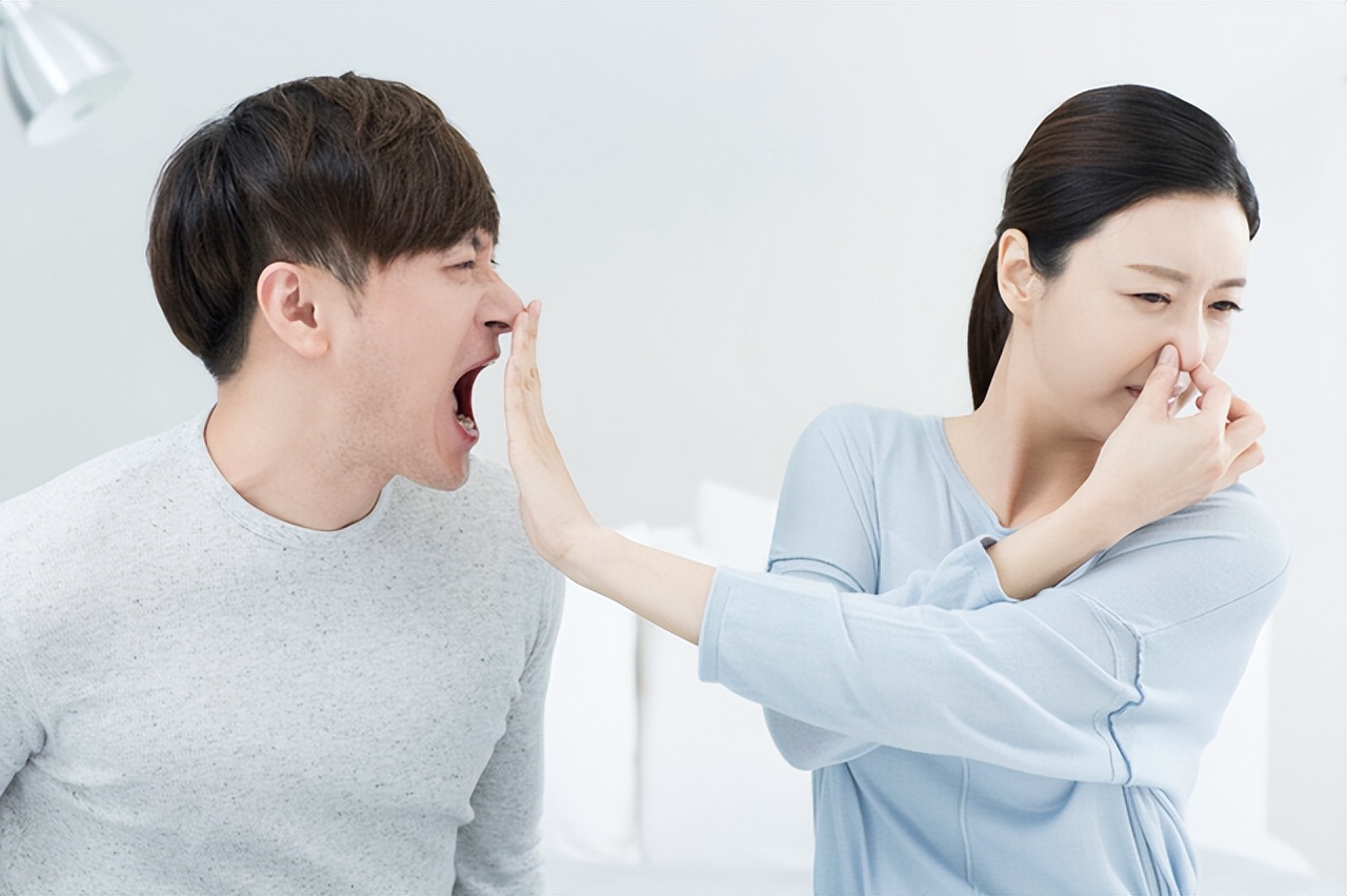 牙齿上抠下来的白色的东西臭臭的,从牙齿里抠出的臭臭的东西是什么