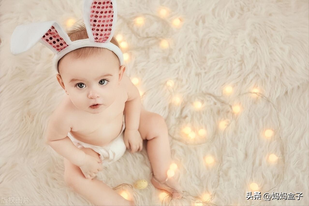 新手爸妈赶紧看过来,新手爸妈给宝宝穿纸尿裤方法