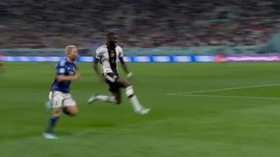 德国球员戏耍日本球员,德国人趴草坪伸脚抬腿视频