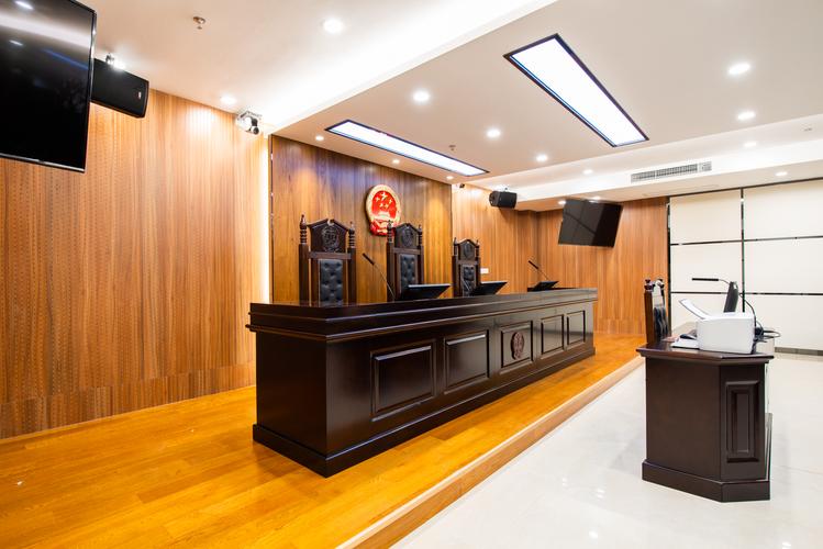 河南农民工买了件绿马甲，被误判13年，差15天刑满却被无罪释放