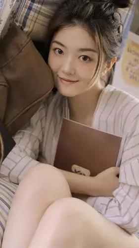 他的岳父和妻子去世了，该男子与45岁的岳母和22岁的嫂子住在一起