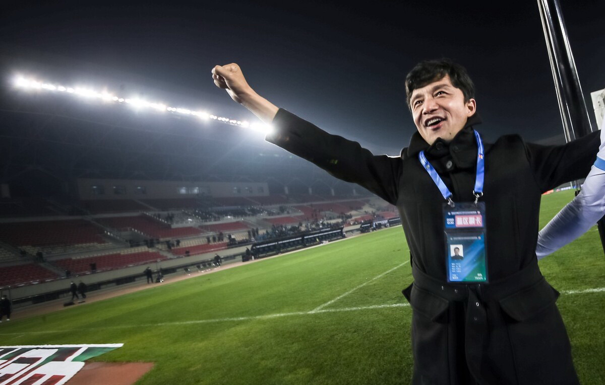 中超大连人赛后谢场,大连人谢晖赢球后拥抱