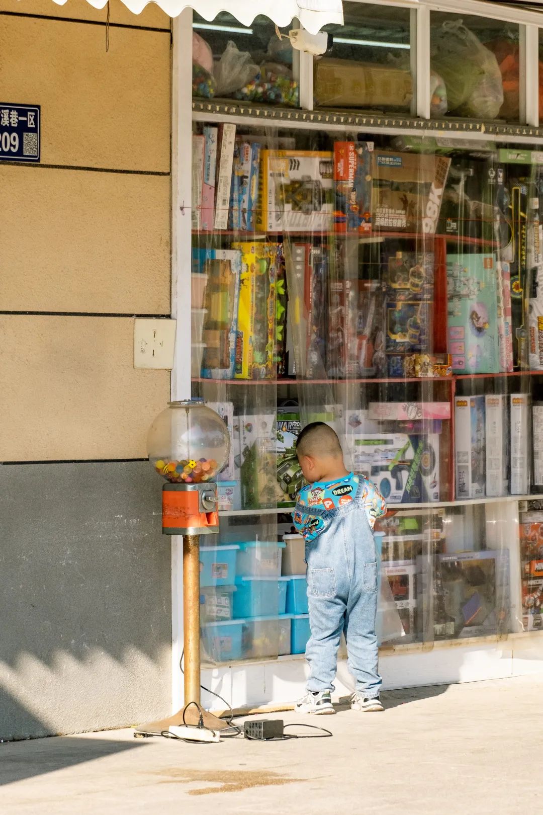 校门口的小店从来没有让人失望,校门口小店生意火爆