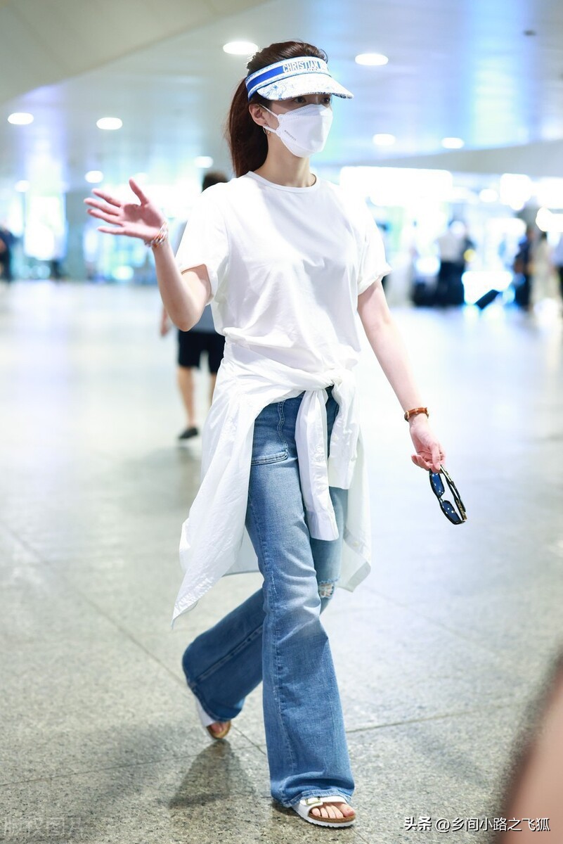 江疏影身穿简单白Tee搭配牛仔裤低调现身北京机场