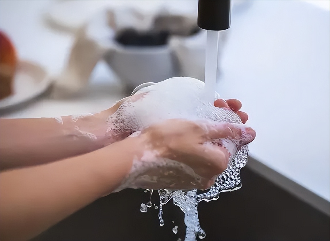 女孩腹痛就医，医生检查发现其阴道处的紫蓝色膨隆，立即引起重视