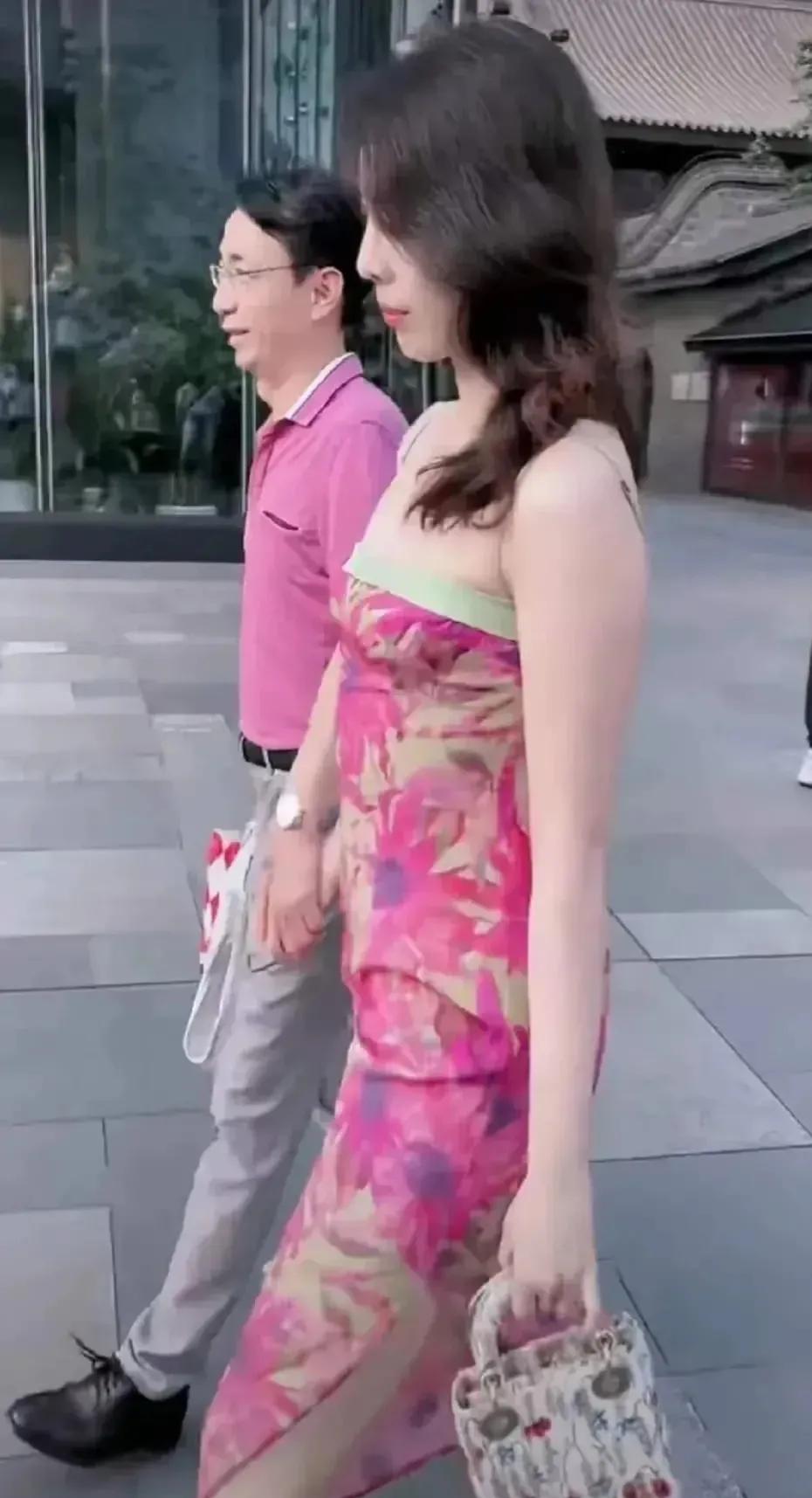 牵手门胡某勇被免职,成都牵手门事件处理结果