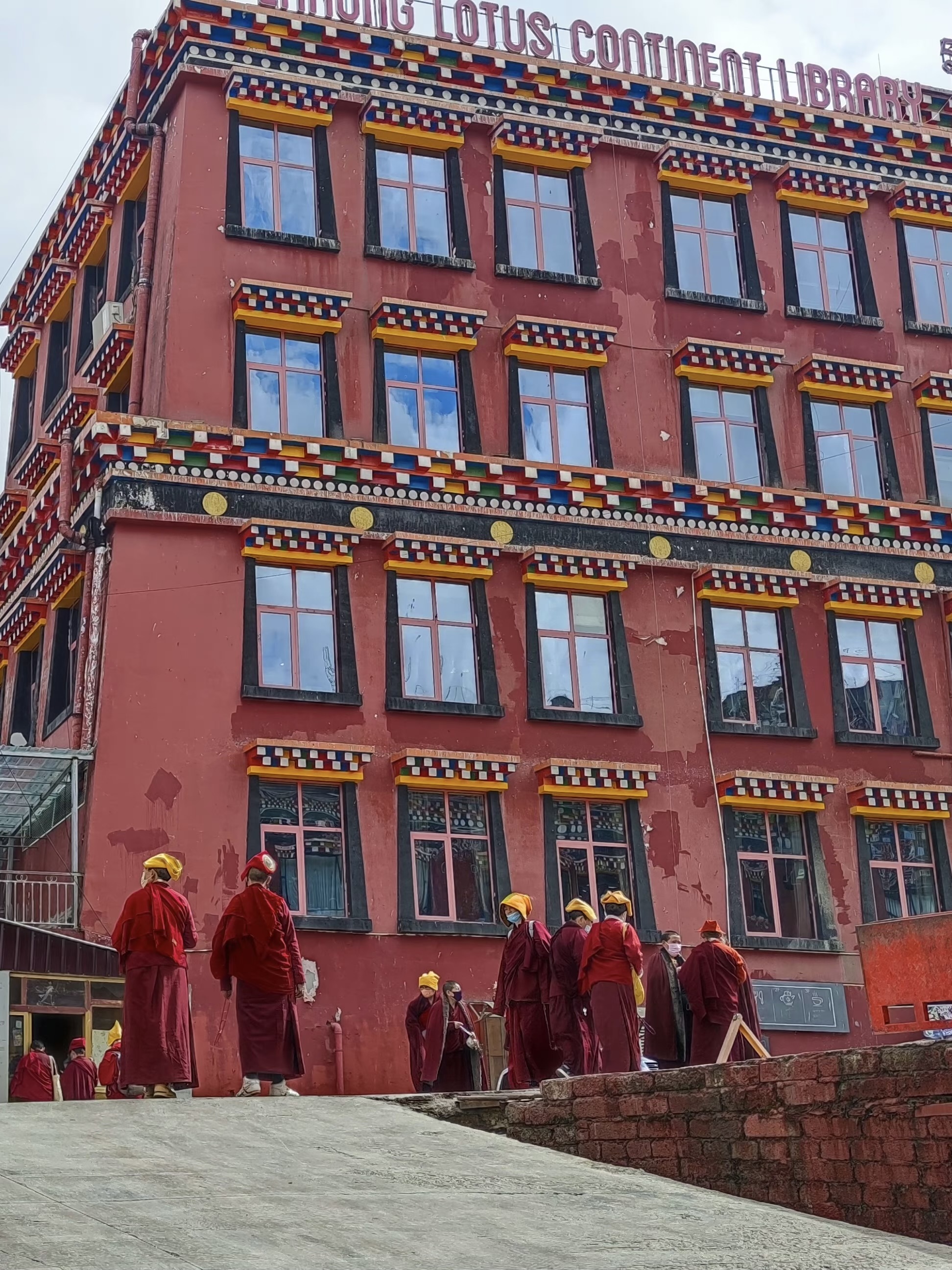 刚从重庆回来不知道讲的对不对,刚从西藏回来一点都不好玩