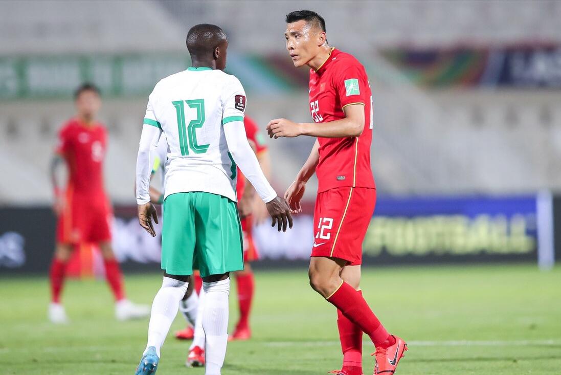 于大宝摊手戴伟浚，为什么不回传？因为戴伟浚知道当时中国队落后