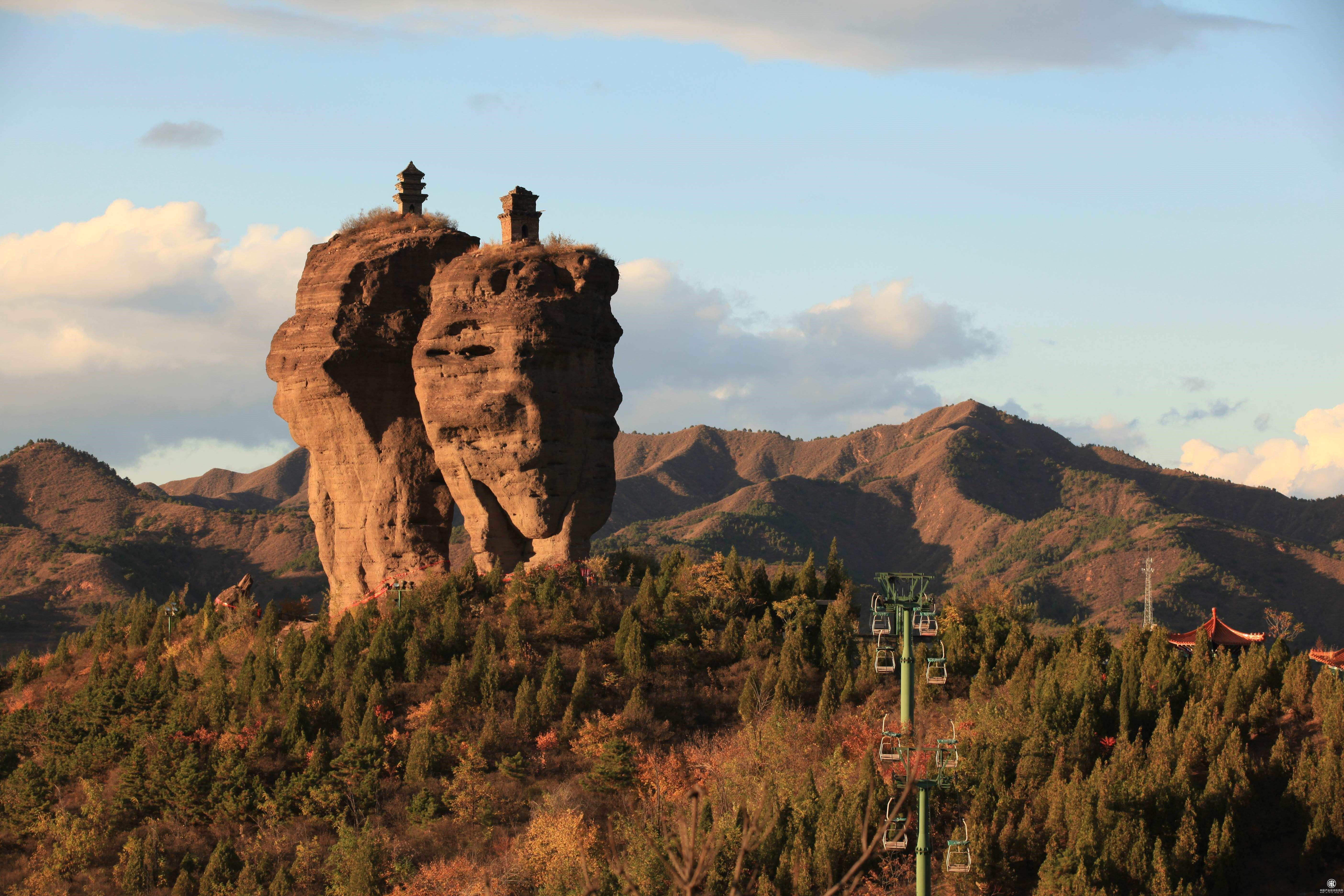 承德巨大岩石千年古塔,河北承德巨石上悬立两座古庙