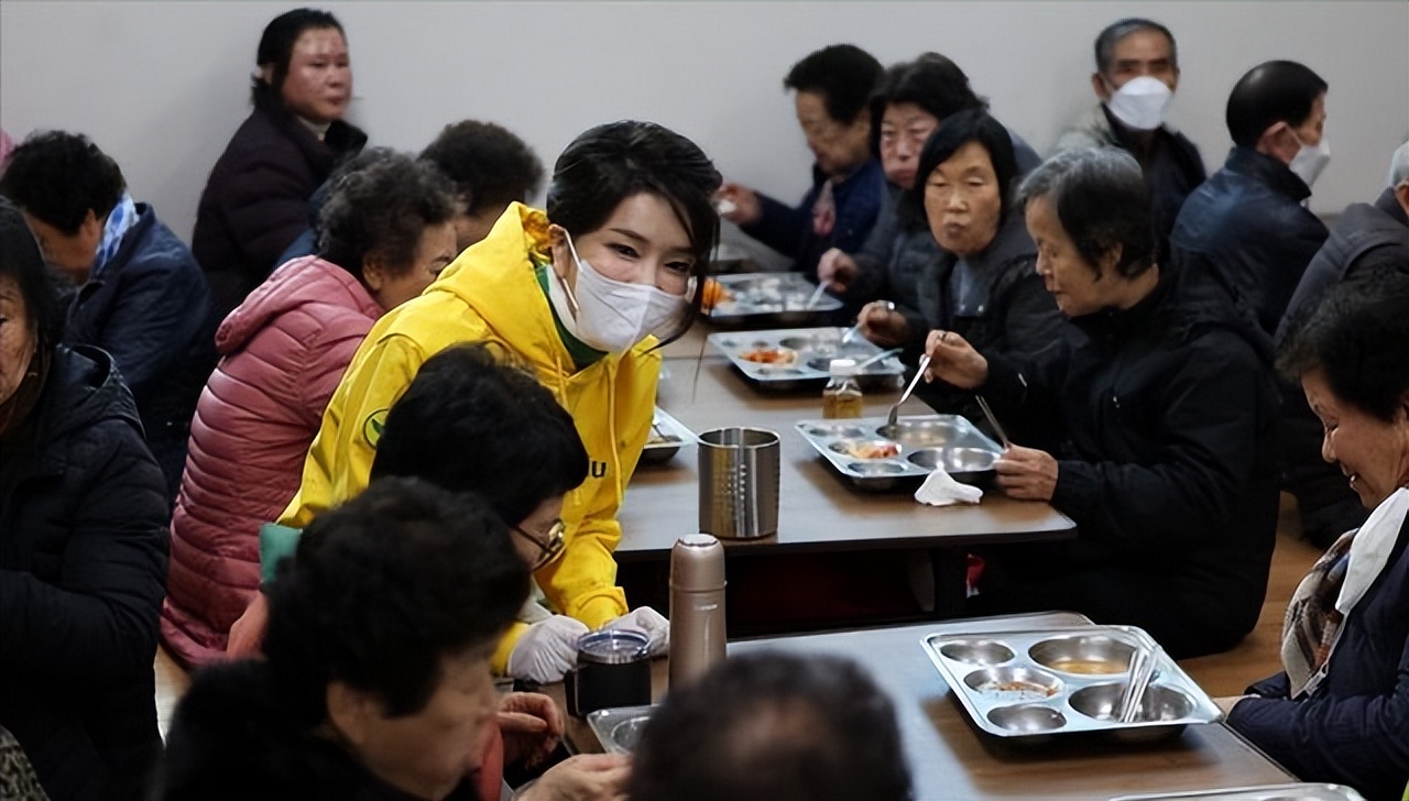 又被倪妮美到了,超温柔的韩系穿搭连帽卫衣