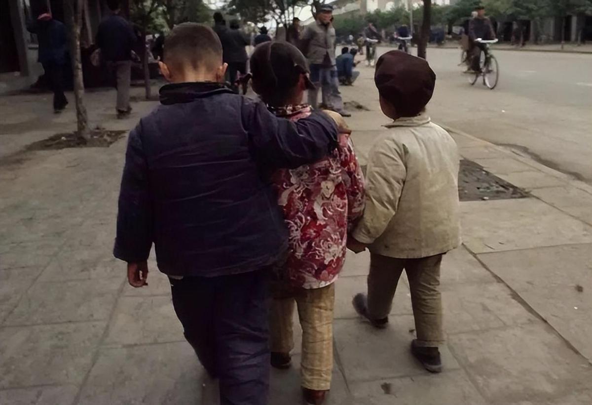 变态的纳粹德国，*光脱**犹太人女人衣服，集体*杀屠**!,2