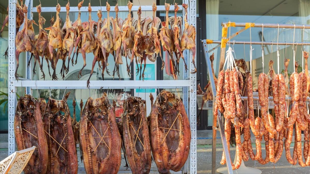 而现在，乡愁是一块不起眼的腊肉，原来妈妈腌的肉有这么多技巧