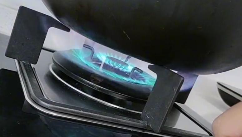 煤气灶有个小机关只需动一动,燃气灶上的小机关在哪里