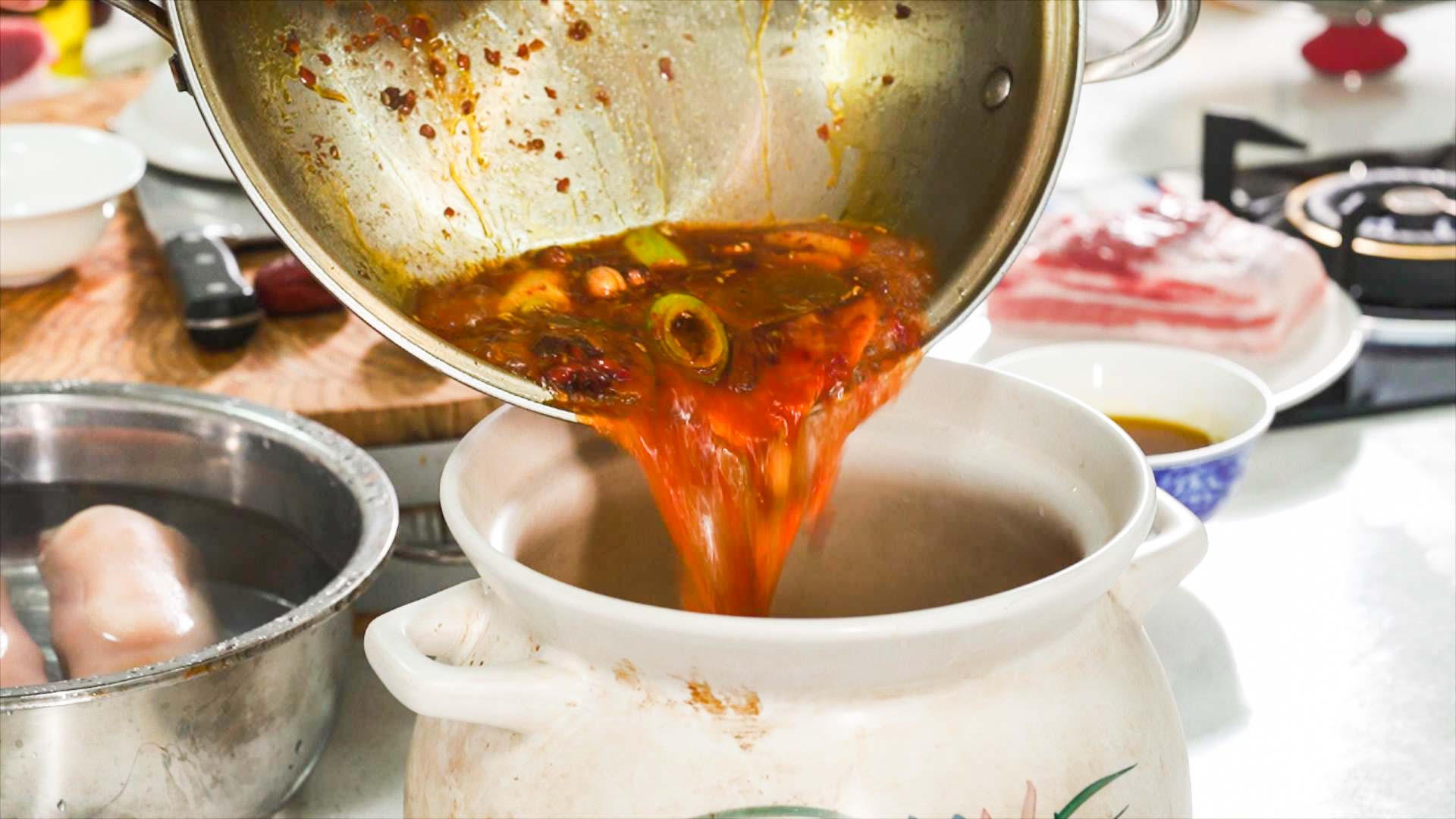 卤猪蹄怎么做才q弹劲道好吃,怎样卤猪蹄又香又软糯