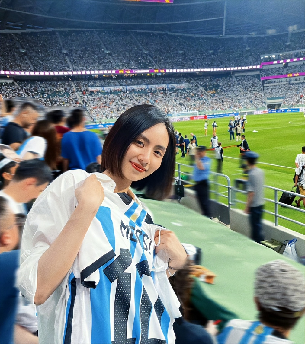 闯进场拥抱梅西球迷发声,球迷冲进球场拥抱梅西跑了多少米