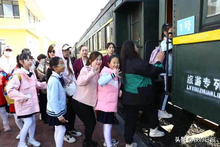 调兵山蒸汽机车视频,踏上列车感受雪景